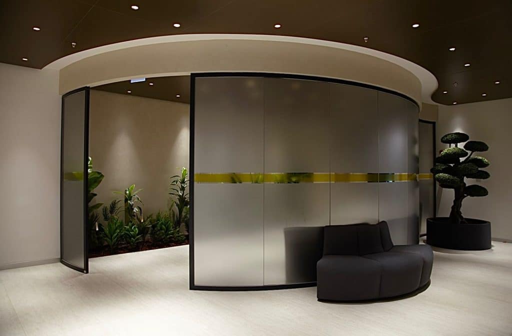 Radius Glass Partition Systems: Aesthetics, Fluidity, and Functionality in Architectural Design 1 tarimkredi 2