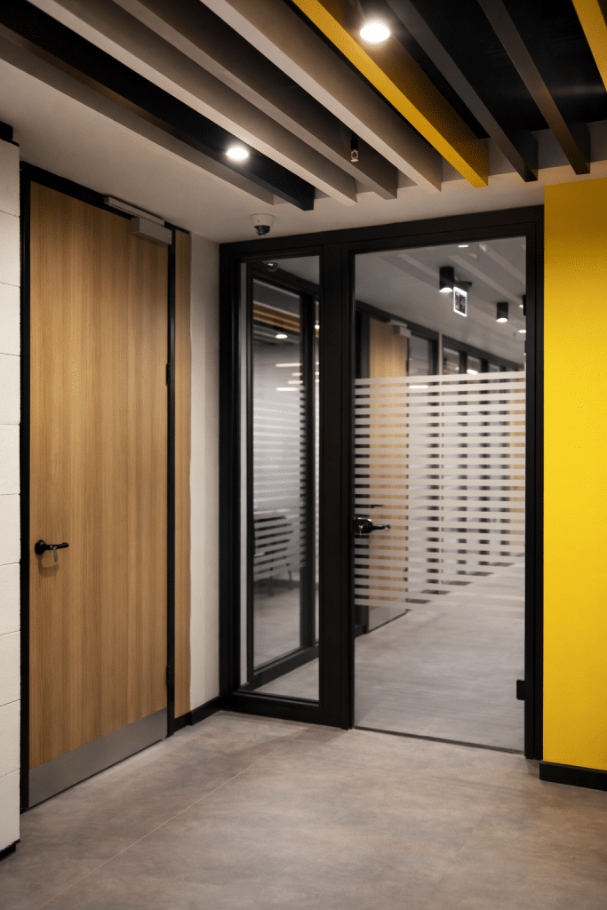 Cam, Ahşap ve Çift Cam Detaylarıyla Modern Ofis Bölme Duvarı 1 0
